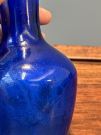 Vase de forme bouteille en verre bleu de P&eacute;kin, marque et peut-&ecirc;tre &eacute;poque de Qianlong