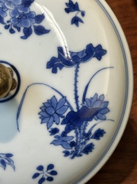 Bol couvert en porcelaine de Chine bleu et blanc &agrave; d&eacute;cor floral aux montures en bronze dor&eacute;, &eacute;poque Transition