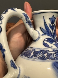 Een Chinese blauw-witte kan met figuren in een landschap, Transitie periode