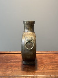 Vase archa&iuml;que de type 'bianhu' en bronze, Chine, Han