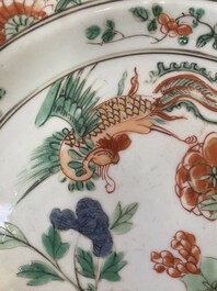 Trois assiettes en porcelaine de Chine famille verte &agrave; d&eacute;cor de ph&eacute;nix et pivoine, Kangxi