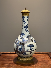 Een Chinese blauw-witte en koperrode 'draken' vaas met verguld bronzen montuur, 18e eeuw