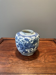 Pot en porcelaine de Chine en bleu et blanc &agrave; d&eacute;cor de lions bouddhistes et rinceaux de lotus, Wanli