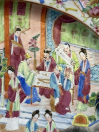 Een ovale Chinese Canton famille rose schotel met verhalend decor, 19e eeuw