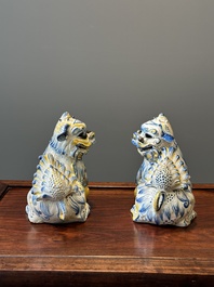 Paire de sculptures de lions en fa&iuml;ence portugaise polychrome, 17/18&egrave;me