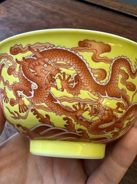 Rare bol en porcelaine de Chine &agrave; d&eacute;cor de dragons en rouge de fer sur fond jaune, marque et &eacute;poque de Qianlong