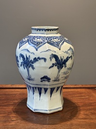 Een Chinese blauw-witte octagonale 'Jia Guan Jin Jue 加官晉爵' vaas, Transitie periode