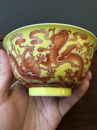 Rare bol en porcelaine de Chine &agrave; d&eacute;cor de dragons en rouge de fer sur fond jaune, marque et &eacute;poque de Qianlong