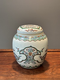 Een Chinese doucai 'lotusrol' pot met deksel, Kangxi/Yongzheng