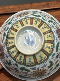 Bol en porcelaine de Chine doucai &agrave; d&eacute;cor de rinceaux de lotus, marque et &eacute;poque Qianlong