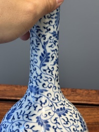 Een Chinese blauw-witte flesvormige vaas met lotusslingers, Yongzheng merk en mogelijk periode