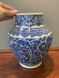 Vase en porcelaine de Chine en bleu et blanc &agrave; d&eacute;cor de rinceaux de lotus, p&eacute;riode Transition