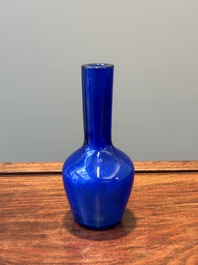 Een Chinese flesvormige vaas in blauw Peking glas, Qianlong merk en wellicht periode