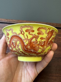 Rare bol en porcelaine de Chine &agrave; d&eacute;cor de dragons en rouge de fer sur fond jaune, marque et &eacute;poque de Qianlong