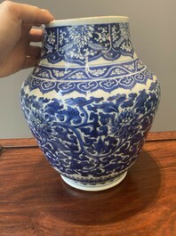 Vase en porcelaine de Chine en bleu et blanc &agrave; d&eacute;cor de rinceaux de lotus, p&eacute;riode Transition