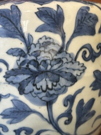 Pot en porcelaine de Chine en bleu et blanc &agrave; d&eacute;cor de lions bouddhistes et rinceaux de lotus, Wanli