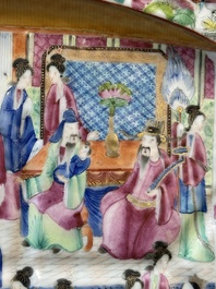 Plat de forme ovale en porcelaine de Chine famille rose de Canton &agrave; d&eacute;cor narratif, 19&egrave;me