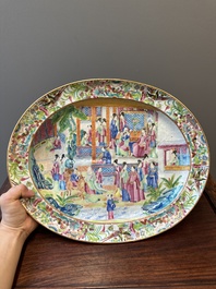 Plat de forme ovale en porcelaine de Chine famille rose de Canton &agrave; d&eacute;cor narratif, 19&egrave;me