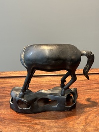 Een zeldzaam Chinees bronzen beeld van een paard, Ming