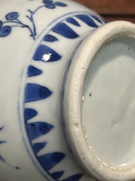 Verseuse en porcelaine de Chine en bleu et blanc &agrave; d&eacute;cor floral, &eacute;poque Transition