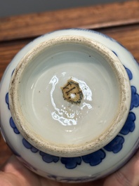 Verseuse couverte en porcelaine de Chine en bleu et blanc &agrave; d&eacute;cor d'un p&ecirc;cheur et un b&ucirc;cheron, p&eacute;riode Transition