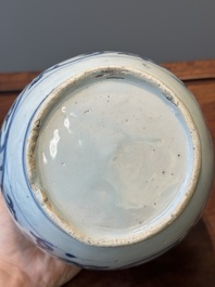 Een Chinese blauw-witte pot met boeddhistische leeuwen en lotusslingers, Wanli