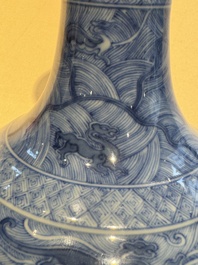 Een uitzonderlijke Chinese blauw-witte knoflookhalsvaas met mythische dieren op houten sokkel, Kangxi merk en periode