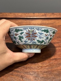 Bol en porcelaine de Chine doucai &agrave; d&eacute;cor de rinceaux de lotus, marque et &eacute;poque Qianlong