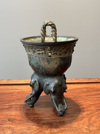 Een Chinees archa&iuml;stisch bronzen ritueel voedselvat in westerse Zhou-stijl, 'yan', Ming