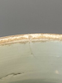 Vase en porcelaine de Chine en bleu et blanc &agrave; d&eacute;cor de rinceaux de lotus, p&eacute;riode Transition