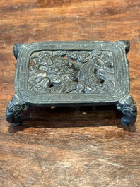 Groupe de quatre objets de bureau d'&eacute;rudit en bronze, marque Shi Sou 石叟, Chine, Ming/Qing