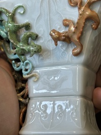 Coupe archa&iuml;que de forme 'zun' en porcelaine de Chine famille rose &agrave; d&eacute;cor de neuf dragons appliqu&eacute;s, Qianlong/Jiaqing