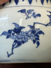 Bol couvert en porcelaine de Chine bleu et blanc &agrave; d&eacute;cor floral aux montures en bronze dor&eacute;, &eacute;poque Transition