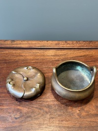 Een Chinees bronzen wierookvat met drie poten op een sokkel, Xuande merk, 19e eeuw