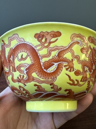 Rare bol en porcelaine de Chine &agrave; d&eacute;cor de dragons en rouge de fer sur fond jaune, marque et &eacute;poque de Qianlong