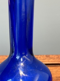 Een Chinese flesvormige vaas in blauw Peking glas, Qianlong merk en wellicht periode