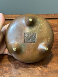 Een Chinees bronzen wierookvat met drie poten op een sokkel, Xuande merk, 19e eeuw