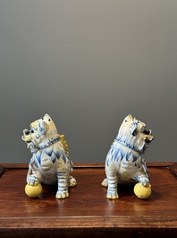 Paire de sculptures de lions en fa&iuml;ence portugaise polychrome, 17/18&egrave;me