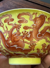 Rare bol en porcelaine de Chine &agrave; d&eacute;cor de dragons en rouge de fer sur fond jaune, marque et &eacute;poque de Qianlong