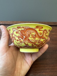 Rare bol en porcelaine de Chine &agrave; d&eacute;cor de dragons en rouge de fer sur fond jaune, marque et &eacute;poque de Qianlong