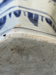 A Chinese blue and white octagonal 'Zhi Ri Gao Sheng 指日高昇' vase, Transitional period