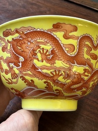 Rare bol en porcelaine de Chine &agrave; d&eacute;cor de dragons en rouge de fer sur fond jaune, marque et &eacute;poque de Qianlong