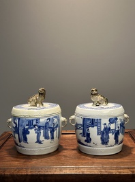 Een paar Chinese blauw-witte trommelvormige dekselpotten, Jiajing merk, Kangxi