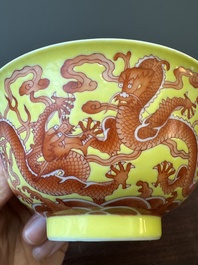 Rare bol en porcelaine de Chine &agrave; d&eacute;cor de dragons en rouge de fer sur fond jaune, marque et &eacute;poque de Qianlong