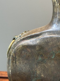 Een Chinees archa&iuml;sch bronzen vat, 'Bianhu', Han
