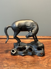 Een zeldzaam Chinees bronzen beeld van een paard, Ming