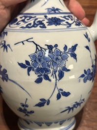 Verseuse en porcelaine de Chine en bleu et blanc &agrave; d&eacute;cor floral, &eacute;poque Transition