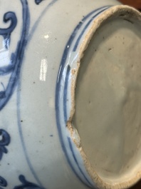 Een Chinese blauw-witte pot met boeddhistische leeuwen en lotusslingers, Wanli