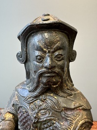 Een fraai Chinees verguld bronzen beeld van Zhou Cang 周倉, Ming