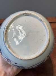 Een Chinese blauw-witte pot met boeddhistische leeuwen en lotusslingers, Wanli